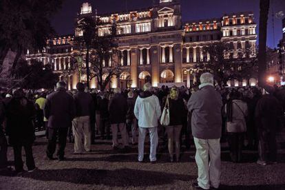 Miles de personas se manifiestaron ante el Palacio de Tribunales en Buenos Aires contra la mayor injerencia del Ejecutivo en la justicia.