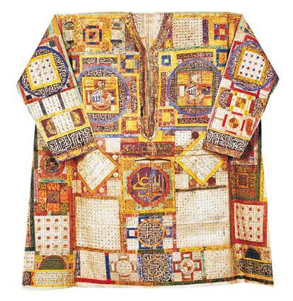 Una de las camisas de los sultanes que se muestra en el libro 'Las camisas mágicas del palacio de Topkapi'.