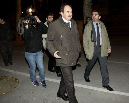 En el centro, el exalcalde de Lloret de Mar, Xavier Crespo, al salir del Tribunal Superior de Justicia de Cataluña.