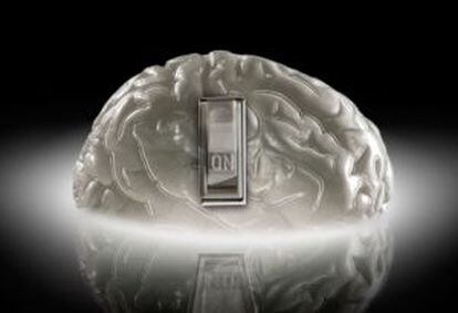 Reproducción de un cerebro con un interruptor que representa el poder del cerebro para pensar o desarrollar la memoria.
