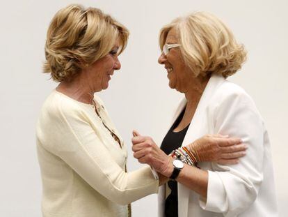 Esperanza Aguirre junto Manuela Carmena, en junio de 2015.