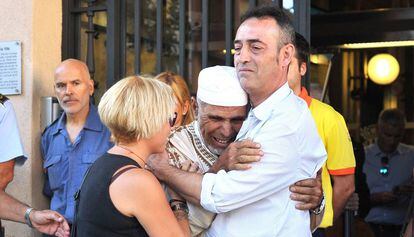 Los padres del niño de tres años muerto en el atentado de La Rambla de Barcelona abrazan al imán de Rubí