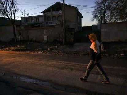 Un vecino en el sector seis de la Cañada Real, que lleva desde primeros de octubre sin luz y donde viven  más de 3.000 personas.