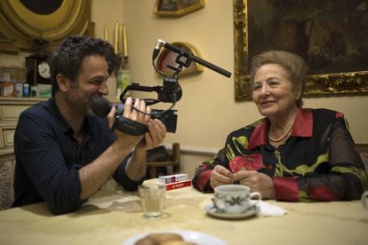 Gustavo Salmer&oacute;n, grabando a su madre, Julia, para el documental.