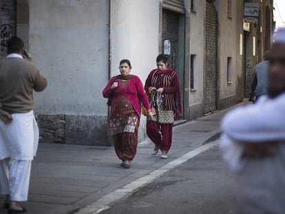 Diversos ciutadans caminen pel Raval.