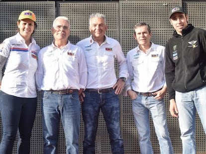 Laia Sanz y Nani Roma flanquean a sus compañeros en el equipo KH7.