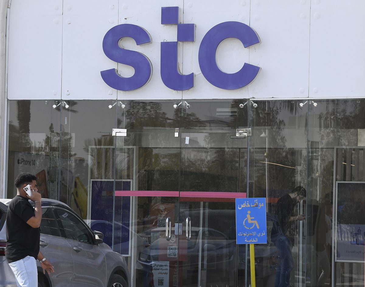 La letra pequeña del ‘escudo antiopas’ deja entrever el interés de STC por entrar en el consejo de Telefónica | Economía