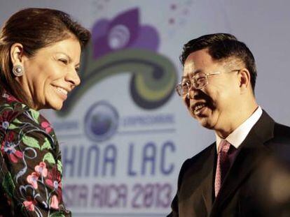 La presidenta costarricense Laura Chinchilla y el vicepresidente del Consejo para la Promoción del Comercio Internacional de China, Yu Ping