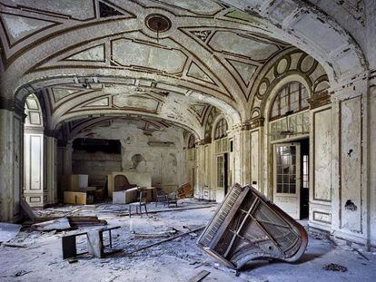 'Sala de baile del hotel Lee Plaza', una de las imágenes del trabajo sobre la decadencia de Detroit de Yves Marchand y Romain Meffre.