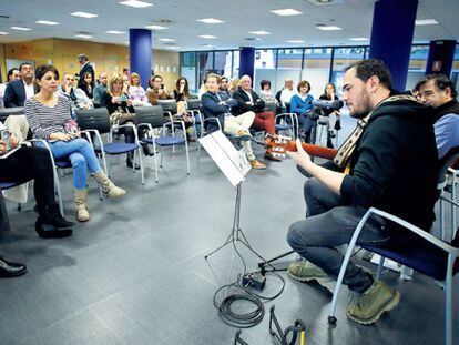 El cantautor Ismael Serrano, durante su actuaci&oacute;n en las oficinas de Endesa.