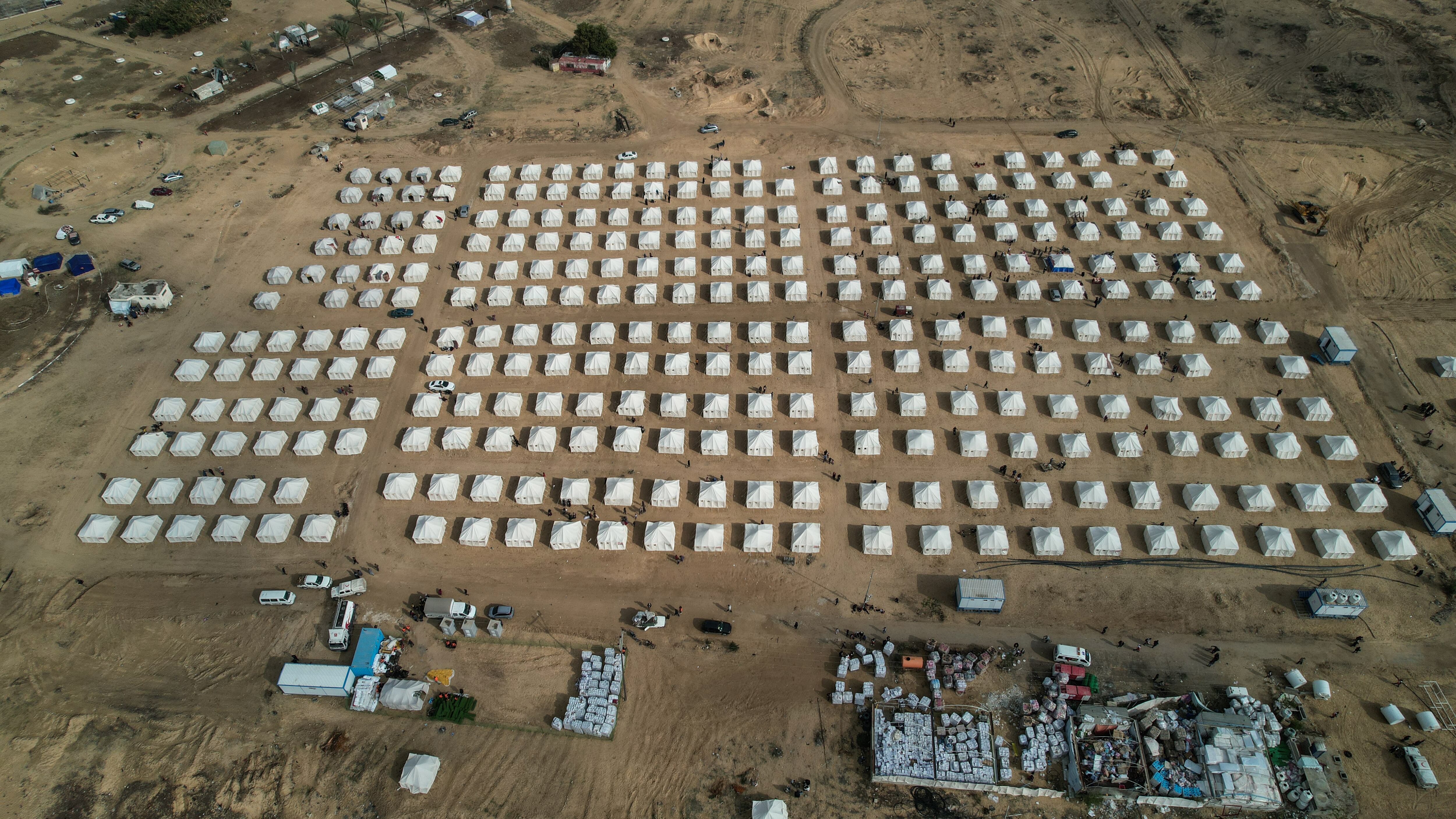 02 January 2024, Palestinian Territories, Khan Yunis: A general view of a tent city built by Egypt and Palestinian Red Crescent to shelter thousands of Palestinians who fled their homes due to Israeli bombardment. Photo: Mohammed Talatene/dpa 02/01/2024 ONLY FOR USE IN SPAIN