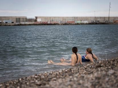 Bañistas en la playa del Forum de Sant Adrià, este miércoles en Barcelona.