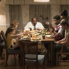 Andrea Riseborough y Forest Whitaker en el centro, y Garret Hedlund, sentado a la derecha, en un fotograma de 'Burden'.