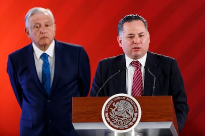 Santiago Nieto (derecha) y Andrés Manuel López Obrador, durante una conferencia de prensa en el Palacio Nacional, en Ciudad de México, el 21 de febrero de 2019.