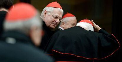 El cardenal italiano Ennio Antonelli (centro) llega a una reunión precónclave hoy en el Vaticano.