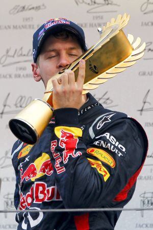 Vettel besa su trofeo en el podio