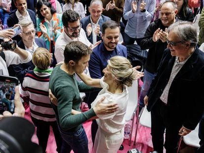 Yolanda Díaz saludaba a Íñigo Errejón durante el lanzamiento de Sumar, el día 2 en Madrid.