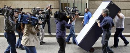 Dos operarios trasladan documentación de la Junta que requirió la juez del caso de los ERE.