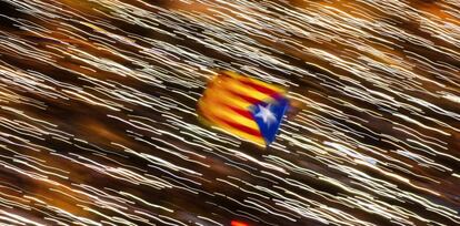 Una bandera independentista ondea durante una manifestación en Barcelona, el 11 de noviembre.