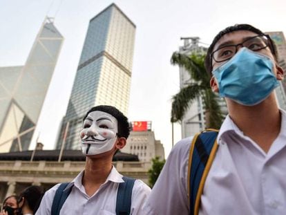 Estudiantes asisten a una rueda de prensa de los manifestantes prodemocracia en Hong Kong, este lunes. 