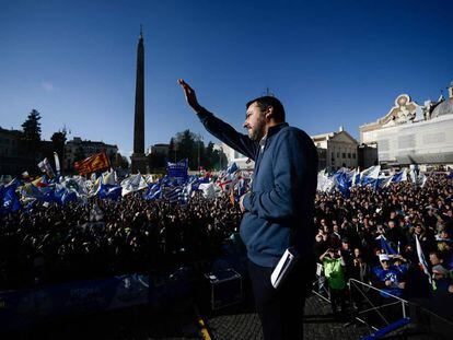 Matteo Salvini saluda a sus seguidores en Roma.