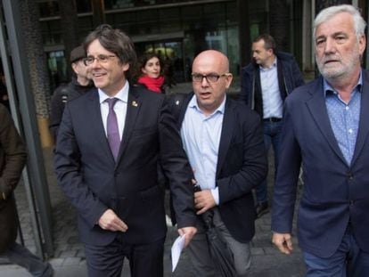 Carles Puigdemont junto a su abogado Gonzalo Boye, quien ha ejercido de asesor de Junts en la negociación de la ley de amnistía.