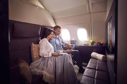 La compañía Etihad Airways tiene probablemente la cabina de primera clase más lujosa del mercado actual. La aerolínea de Emirates Árabes Unidos llama a su servicio The Residence (solo disponible en sus Airbus 380), una experiencia que empieza antes del vuelo, ya que incluye el trayecto en coche de lujo hasta el aeropuerto y el ‘check in’ y la espera hasta el despegue en zonas privadas. Ya sobre las nubes, el pasajero tiene tres espacios propios: un salón (en la imagen), una habitación y un baño. En la sala se sirve la comida en platos de porcelana china y se come sentado en un sofá de piel de dos plazas mientras se puede ver una película en una pantalla de 32 pulgadas.