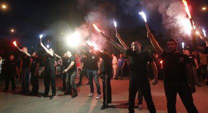 Simpatizantes del partido de extrema derecha griego Aurora Dorada celebran en Tesal&oacute;nika su resultado electoral.