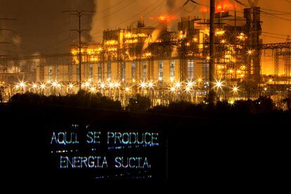 "Aquí se produce energía sucia", una frase proyectada por Greenpeace durante una protesta contra la planta de la CFE en Tula, en 2020.