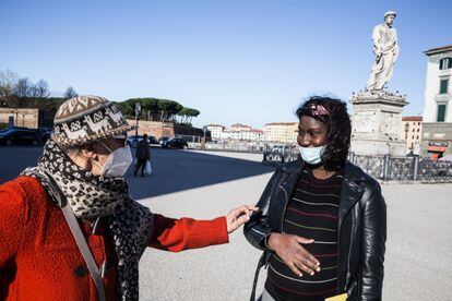 Alma Buoncristiani, una octogenaria de Livorno, bromea con Maty, una joven senegalesa de 26 años. Durante sus paseos, que forman parte del proyecto Riconoscersi solidali, Buoncristianicuenta anécdotas de la historia de la ciudad.