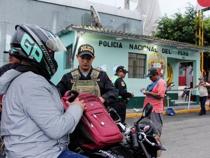 La policía peruana incrementa los controles en la frontera con Ecuador.