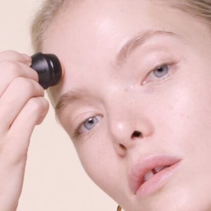 Por su tamaño compacto y ligero, en forma de 'stick', es muy cómodo de aplicar y se puede llevar siempre encima. REVLON.