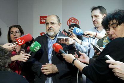 Txarli Prieto atiende a los medios informativos en la sede del PSE-EE, en Bilbao.
