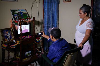 Socorro Leiva mira en el telediario con las noticias de su hija. 