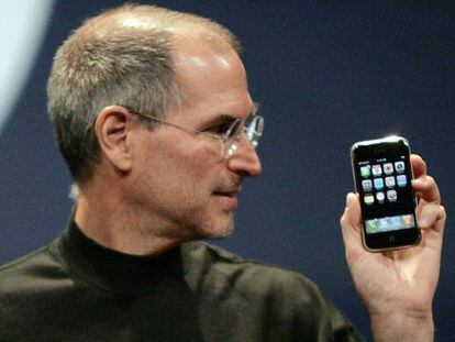 Steve Jobs, fundador de Apple, presenta el primer iPhone en 2007.