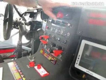 El piloto español muestra los mandos de su Volkswagen con todos los elementos