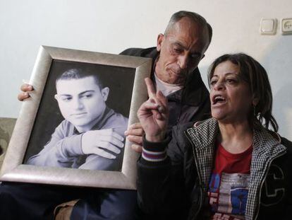 Los padres de Mohamed Musalan muestran un retrato de su hijo, asesinado por el EI. 