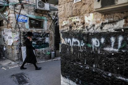 Un hombre pasea por el barrio ultraortodoxo de Mea Shearim en Jerusalén, el 5 de noviembre.