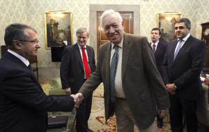 El ministro de Exteriores, José Manuel García-Margallo (c), saluda a su llegada a la reunión que ha mantenido con embajadores del Partenariado Oriental, hoy en el Palacio de Santa Cruz, en Madrid.