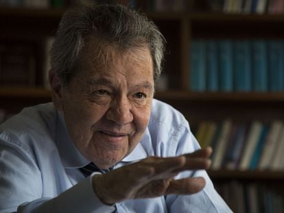 Muñoz Ledo, fotografiado en su oficina, en una imagen de archivo.