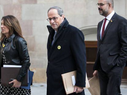 El presidente de la Generalitat, Quim Torra (en el centro), este lunes en la reunión del Govern. En vídeo, las claves del caso de los lazos amarillos.