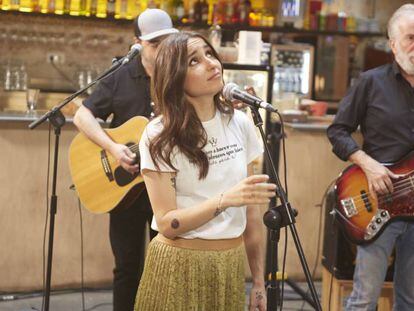 Zahara, junto a Pancho Varona, interpreta 'Y nos dieron las diez' en 'El poder de la música'. En vídeo, promo del programa.