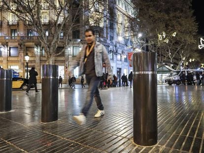 Barreras fijas en el acceso a la Rambla 