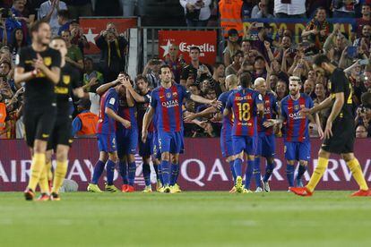 Els jugadors del Barcelona celebren el primer gol.