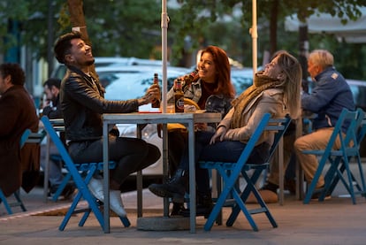 Jóvenes en una terraza de Valencia, cuando se amplió el horario el pasado mes de abril.