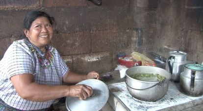 Una mujer cocina en estufa en Santiago de Atitl&aacute;n, Guatemala.