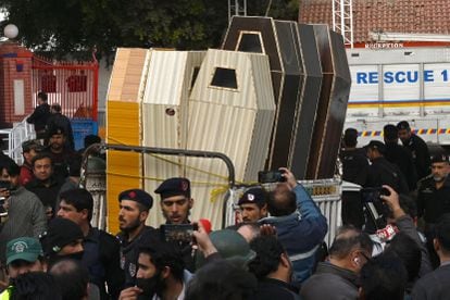 Un vehículo transportaba ataques para las víctimas mortales del ataque en una mezquita de Peshawar, este lunes.