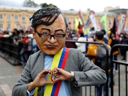 Una persona disfrazada del presidente de Colombia, Gustavo Petro, marchó para mostrar su apoyo al mandatario en las calles de Bogotá, este miércoles.