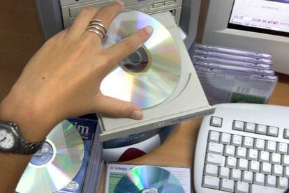 Varios CD y DVD.