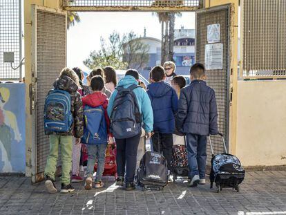 Varios alumnos acceden a un colegio en Valencia. 